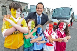 Minister for Transport, Tourism & Sport Leo Varadkar TD and Sean Boland (9), Kate Hughes (5), Rory Hughes (3), Joel Yuksel (5) and Niamh Boland (5)
